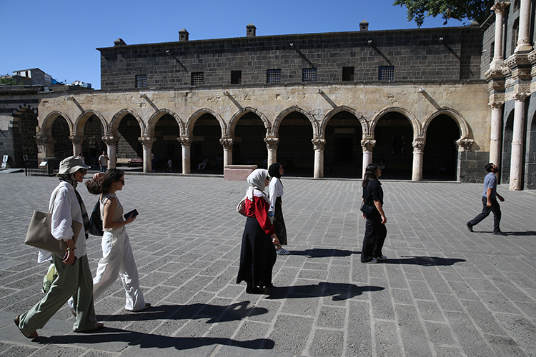 Diyarbakır, sıcağa rağmen gençlerin vazgeçilmez durağı 4