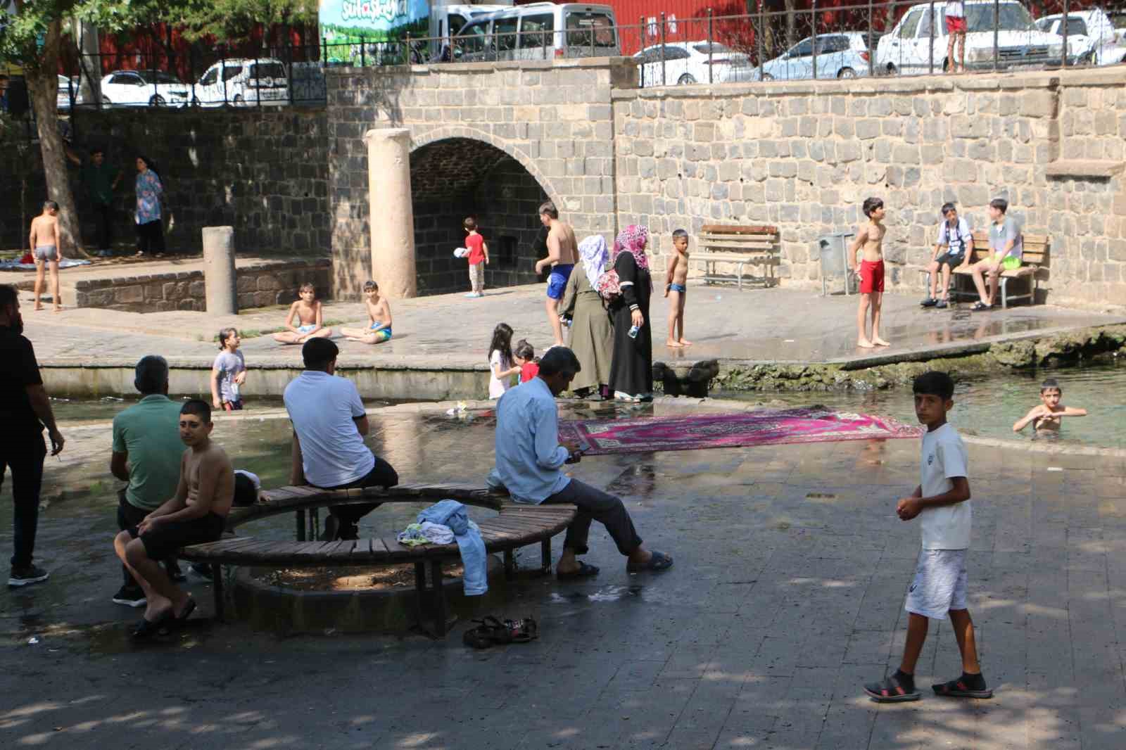 Diyarbakırlı çocuklar günü süs havuzunda başlatıyor 1
