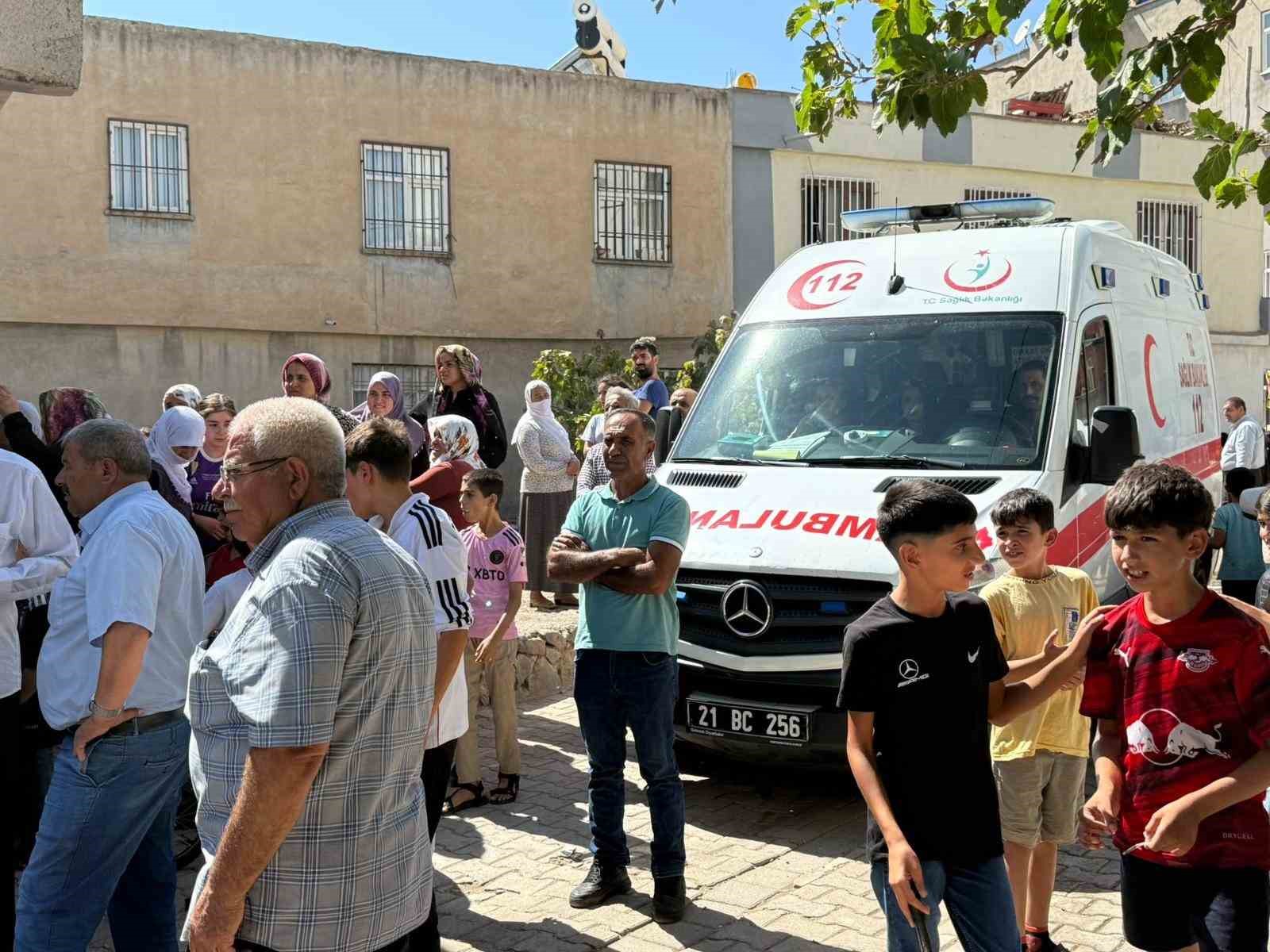 Diyarbakır’da ev yangını: 2 kişi dumandan etkilendi-1