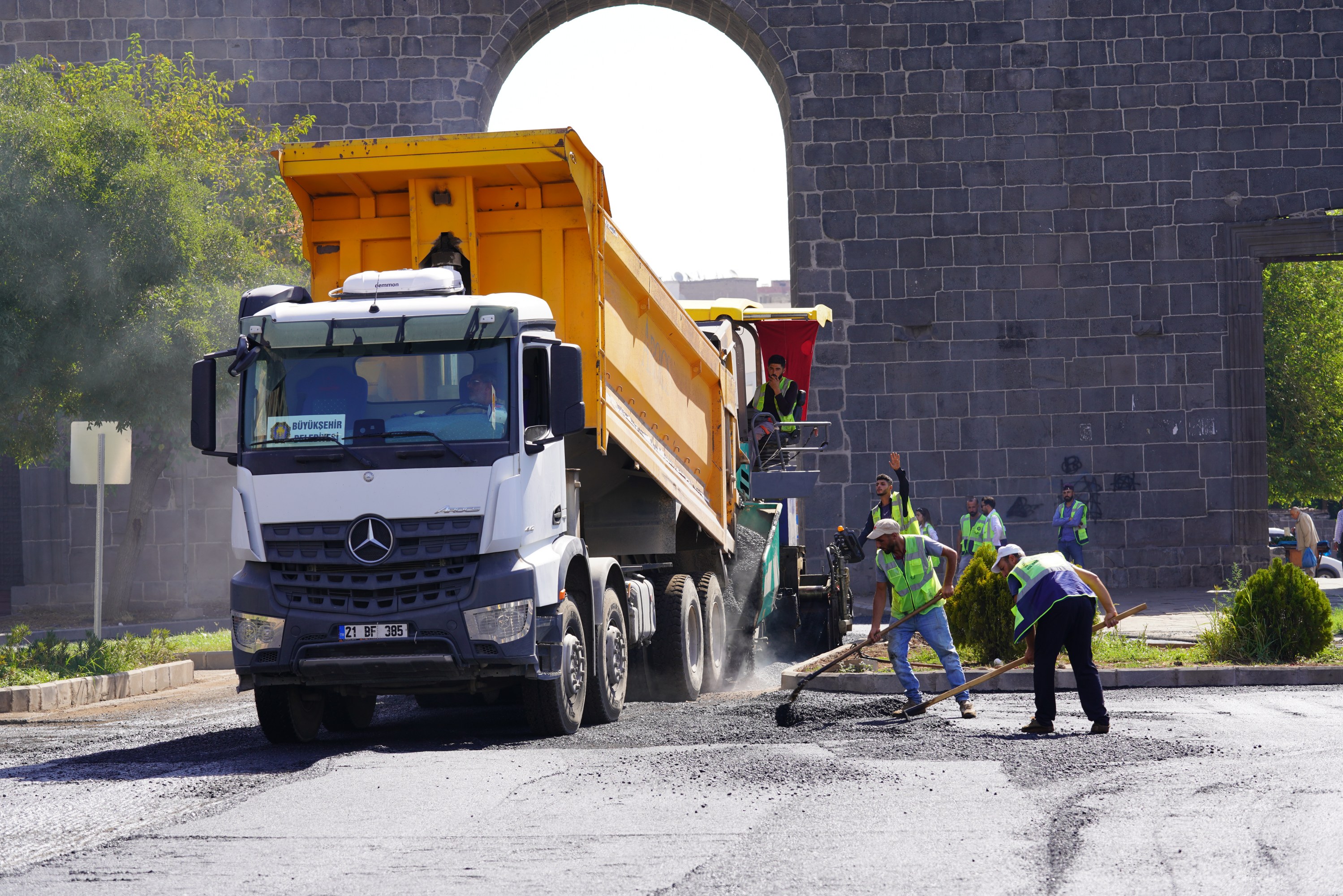 Eşbaşkan Bucak, Yenişehir’de asfalt çalışmalarını denetledi-1