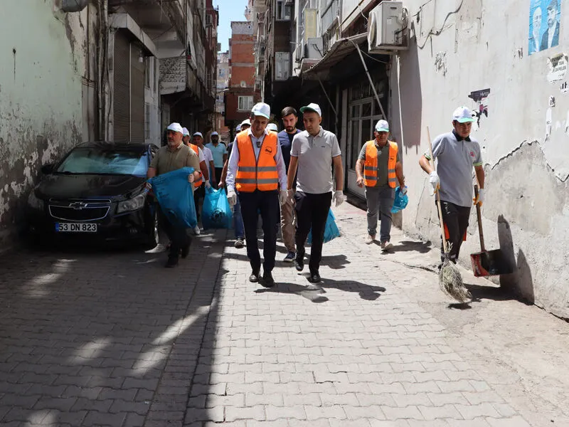 Diyarbakır Sur’da temizlik seferberliği: Halk el ele verdi 1