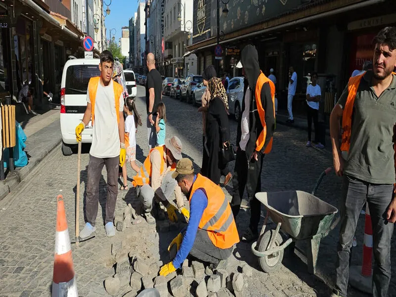 Diyarbakır Sur ’da tarihi cadde taşları yenilendi-1