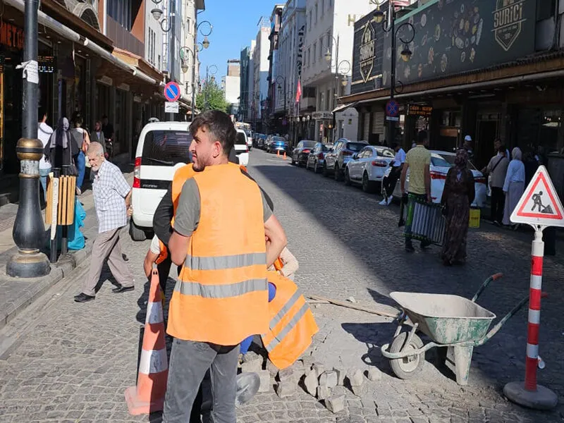 Diyarbakır Sur ’da tarihi cadde taşları yenilendi-3