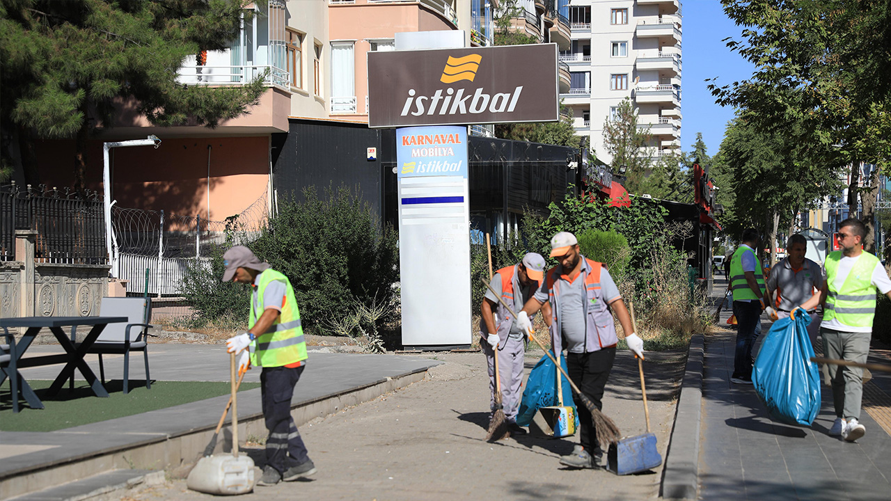 Eşbaşkanlar temizlik için sahada-2
