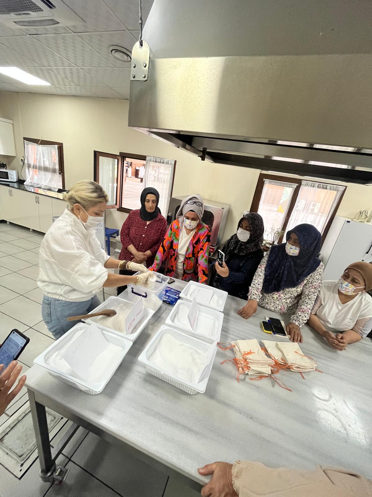 Diyarbakır’da kadın emeği pazarında doğal deterjan atölyesi-3