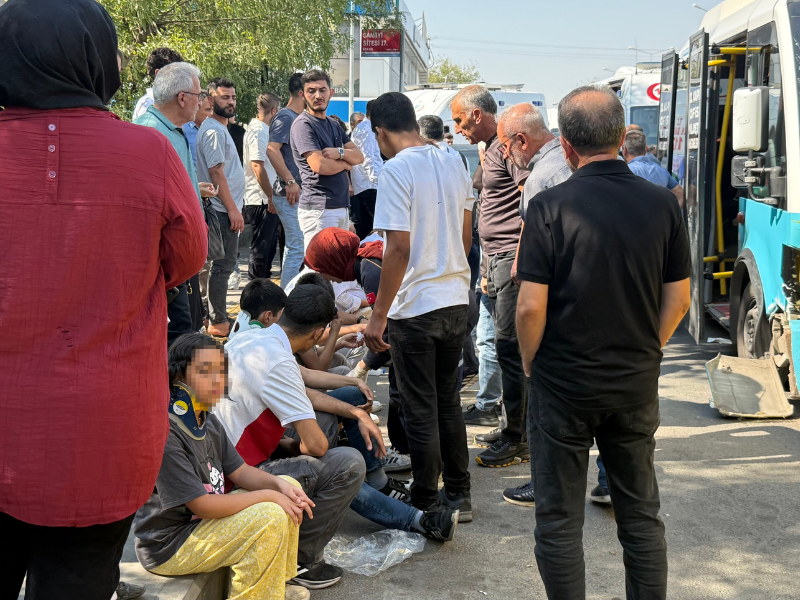 Halk Otobüsüne Çarptı.