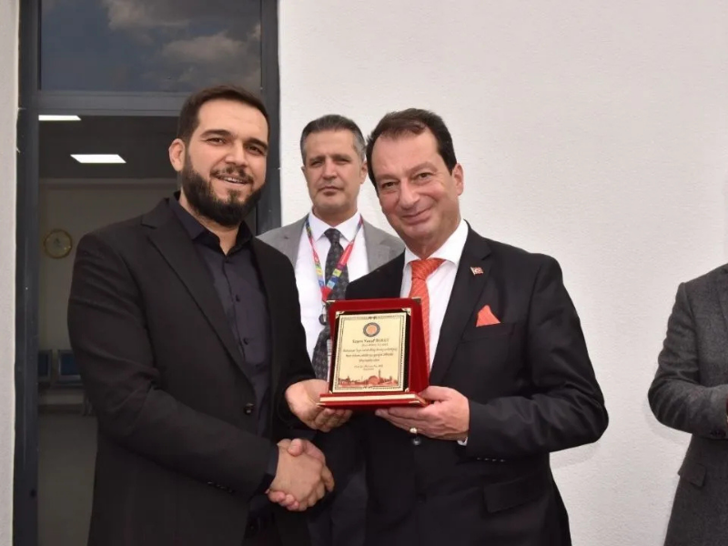 Hayırsever Iş Insanına Plaket