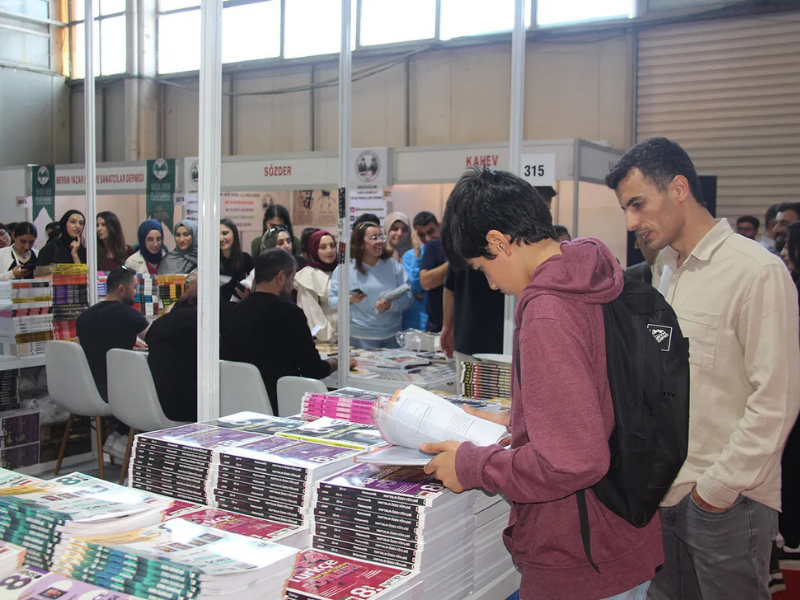 Diyarbakır’da Kültür Ve Edebiyat Rüzgarı Esti.
