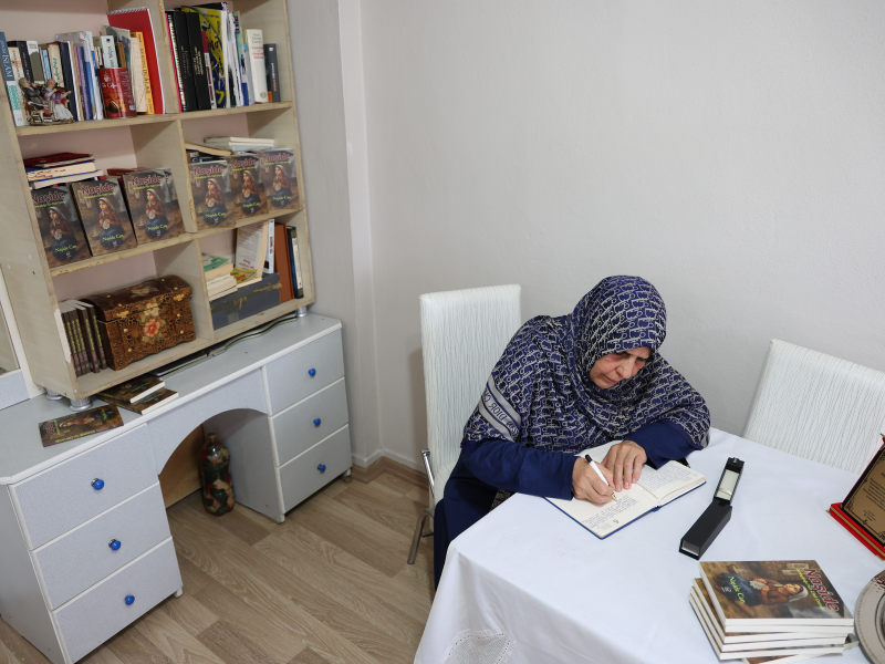Hayalini Kitapla Taçlandırdı