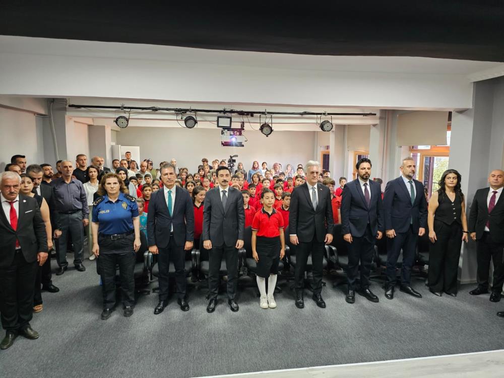 Konferans Salonu Modern Sahneye Dönüştürüldü