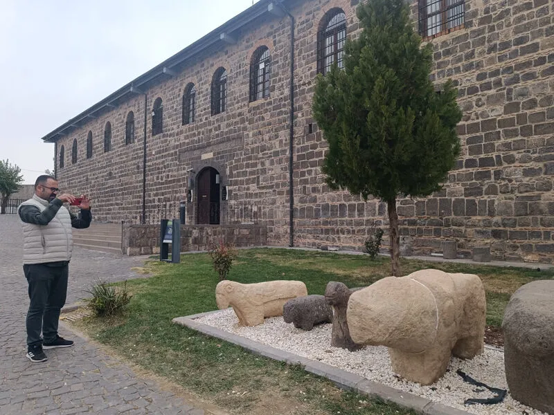 90 Yıllık Sır Çözüldü Aile Dedelerinin Mezar Taşını Diyarbakır’da Buldu5