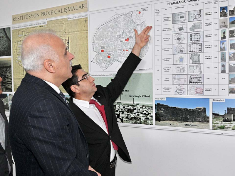 Diyarbakır Valisi’nden Kilise Ziyareti2