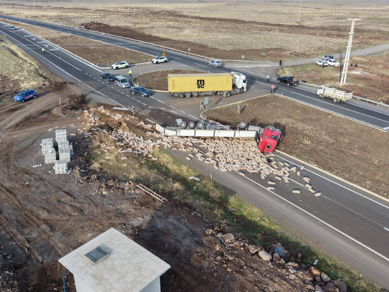Diyarbakır Yolunda Patates Yüklü Tır Devrildi, Trafik Durdu2