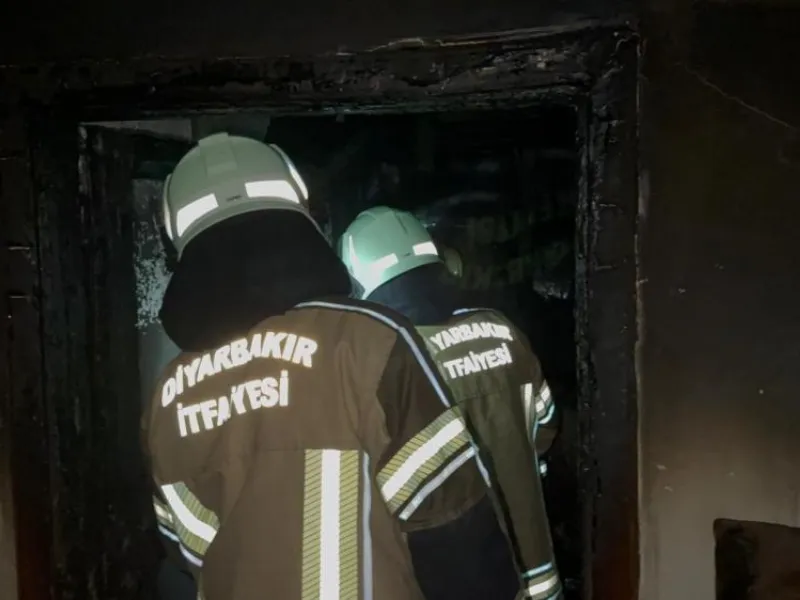 Diyarbakır’da Apartmanda Yangın Alarmı 2 Çocuk 7 Kişi Dumana Maruz Kaldı2