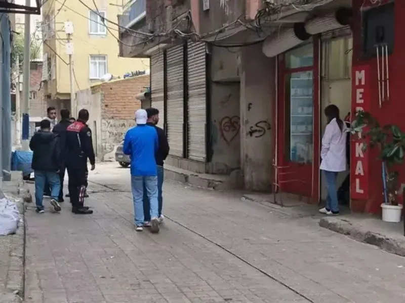 Diyarbakır’da Medikal Iş Yerine Silahlı Saldırı 2 Kişi Yaralandı2