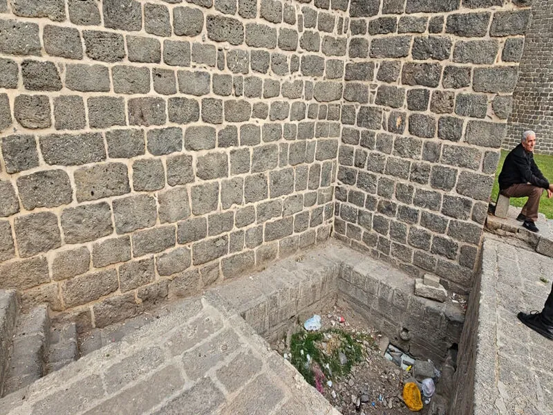 Diyarbakır’daki 500 Yıllık Tarihi Çeşme Çöplerle Doldu4