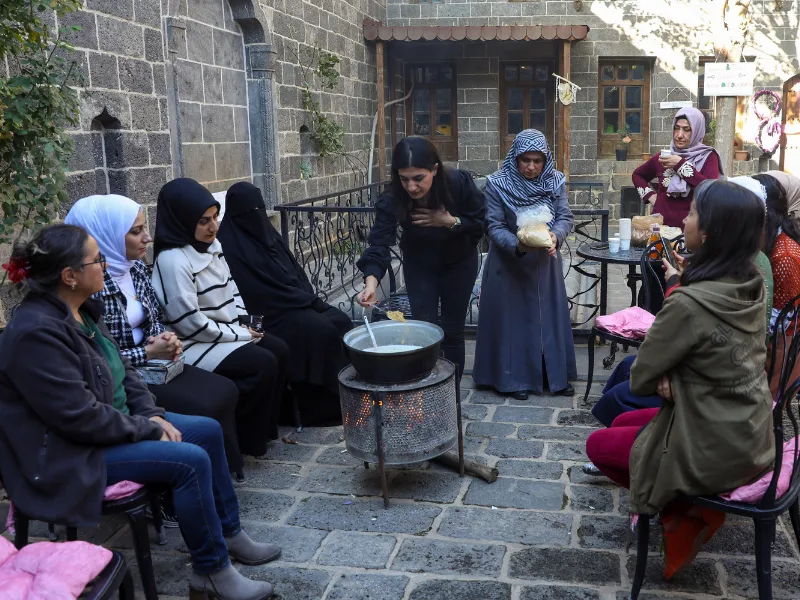 Diyarbakırlı Kadınlar Bitkilerle Hem Bilgi Ediniyor Hem Üretim Yapıyor2