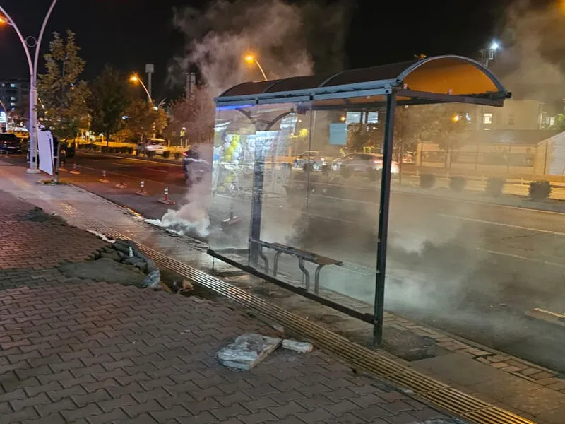 Kablolar Alev Aldı, Mahalle Dumanla Kaplandı