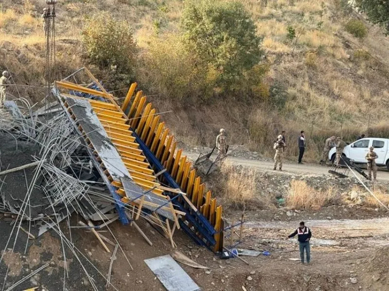 Karayolları Başlık Kirişi Çalışmasında İskele Çöktü