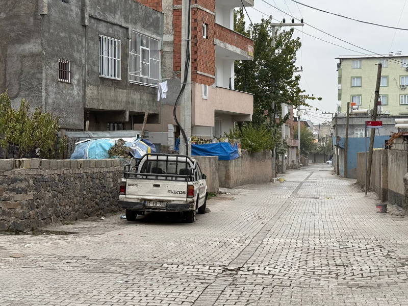 Lay, Gece Saatlerinde Medya Mahallesi