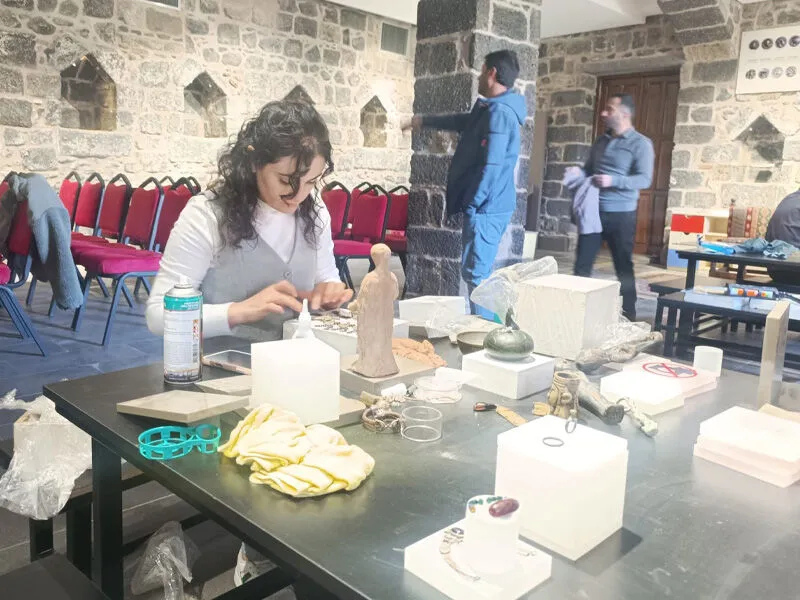 Sahte Eser Dolandırıcılığına Dikkat Çekilecek12