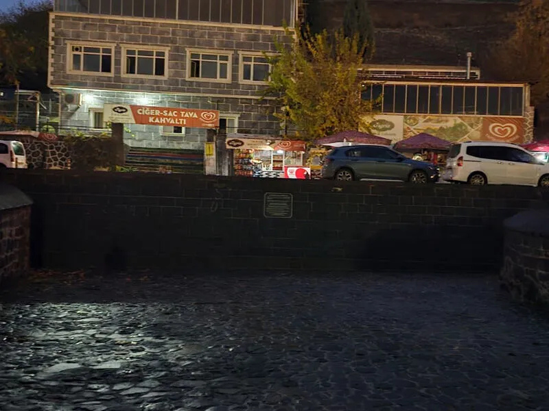 Akşam Saatleri̇nde Görünmez Oluyor