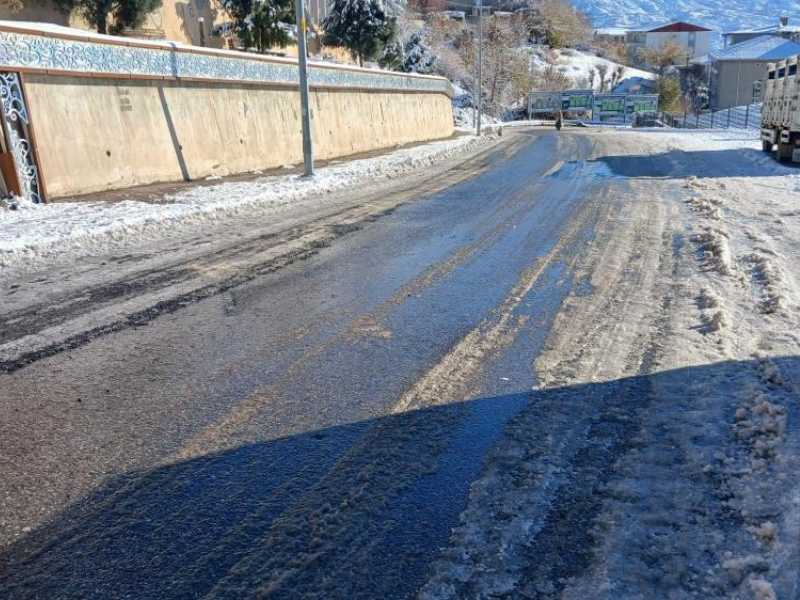 Belediye Ekipleri Sahada Ama Buzlanma Sürüyor