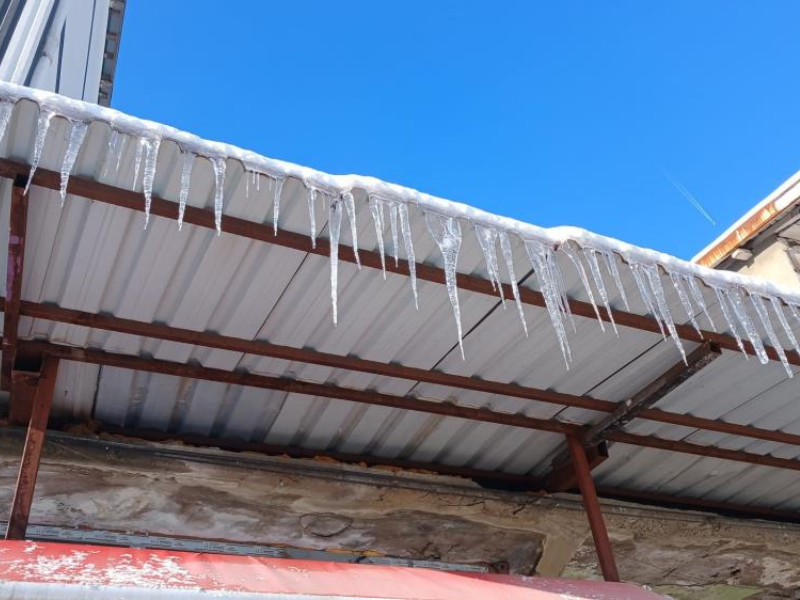 Cadde Ve Sokaklar Tamamen Buz Tuttu