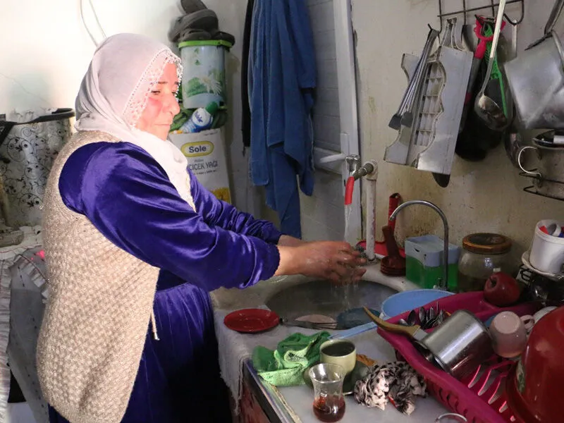 Diyarbakır’da Küçük Ev, Büyük Sorun 9 Kişilik Aile Sadece 8 Metrekarede6