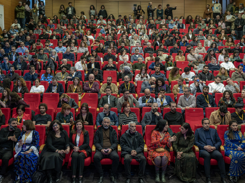 Salonlar Doldu, Izleyiciler Ayakta Kaldı