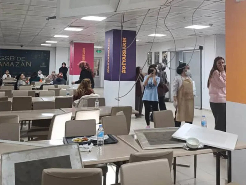 Tavan Yemek Saatinde Çöktü Büyük Gürültü Ve Panik