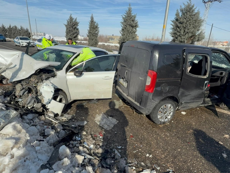 Araçlar Kafa Kafaya Çarpıştı