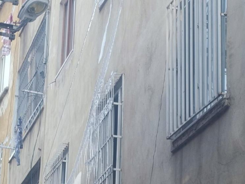 Bağlar’da Dondurucu Soğuklar Buz Sarkıtlarını Oluşturdu (1)