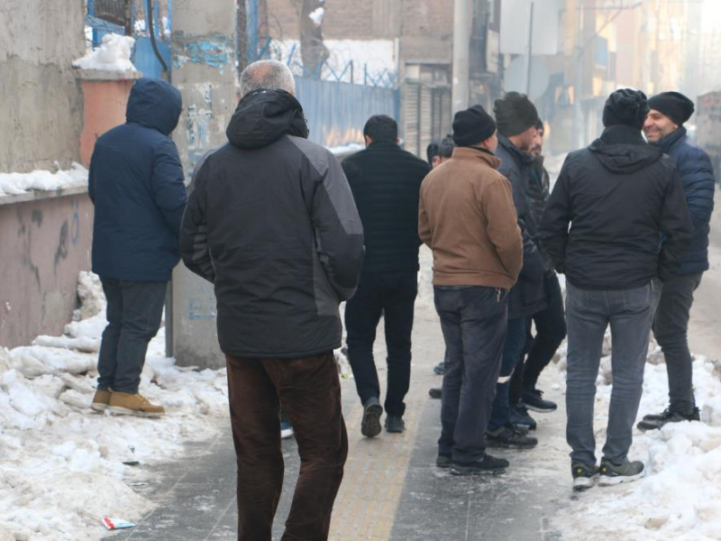 Bağlar’da Riskli Bina Boşaltıldı, Vatandaşlar Eşyaları Için Bekledi (2)