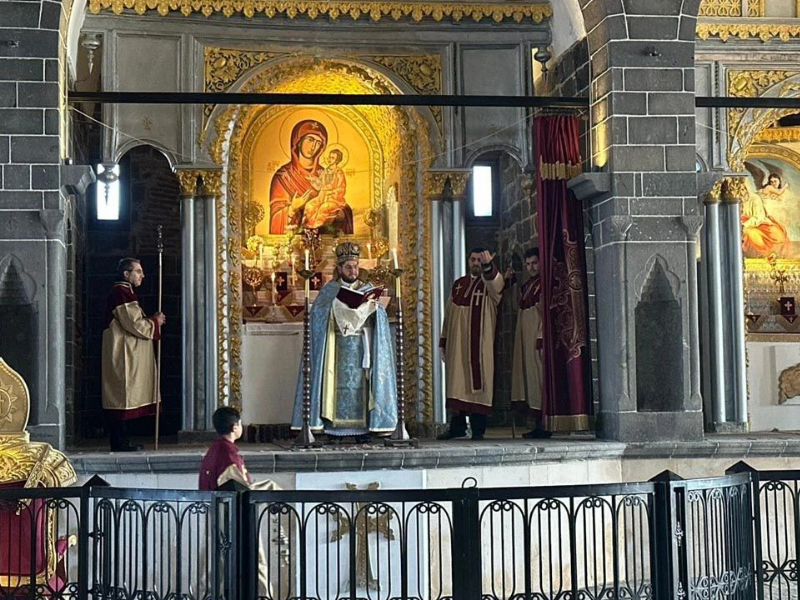 Dualar Edildi, Ilahiler Yükseldi