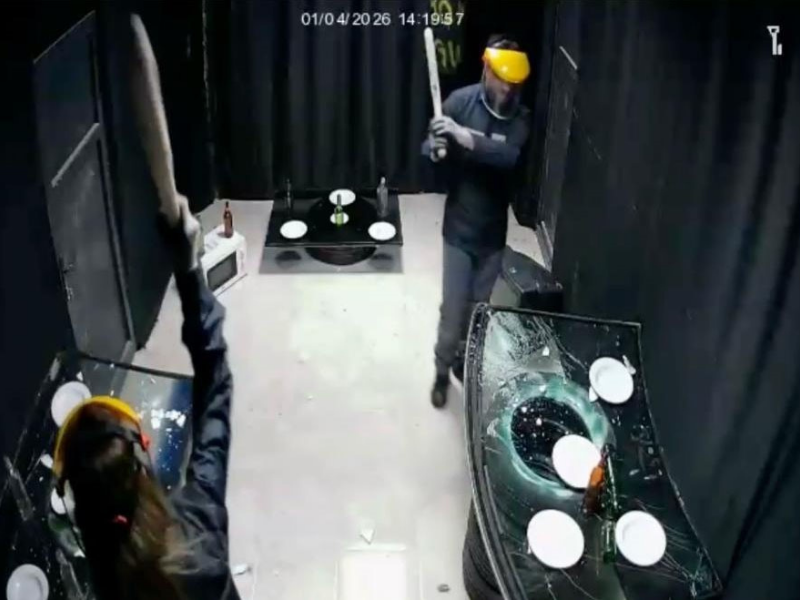 Genelde Çiftler Ve Arkadaş Grupları Geliyor