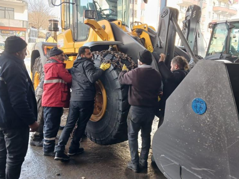 Kulp’ta Dondurucu Soğuk Oto Tamircilerini Zorluyor (2)