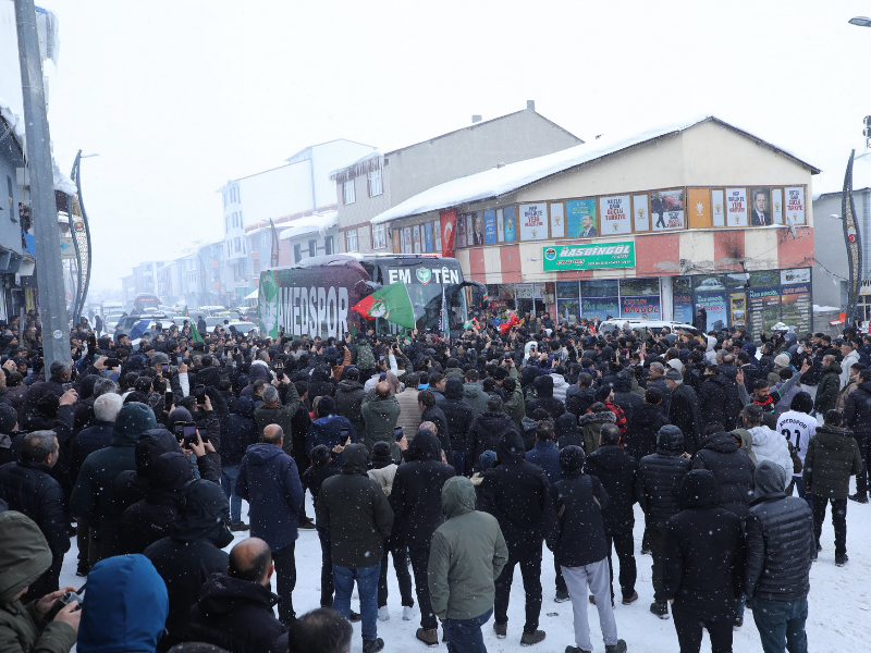 Soğuk Havaya Rağmen Tribün Coşkusu Yollara Taştı