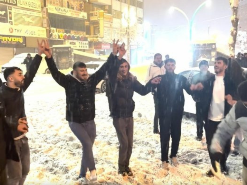 Yeni Yıl Kar Altında Halaylarla Karşılandı