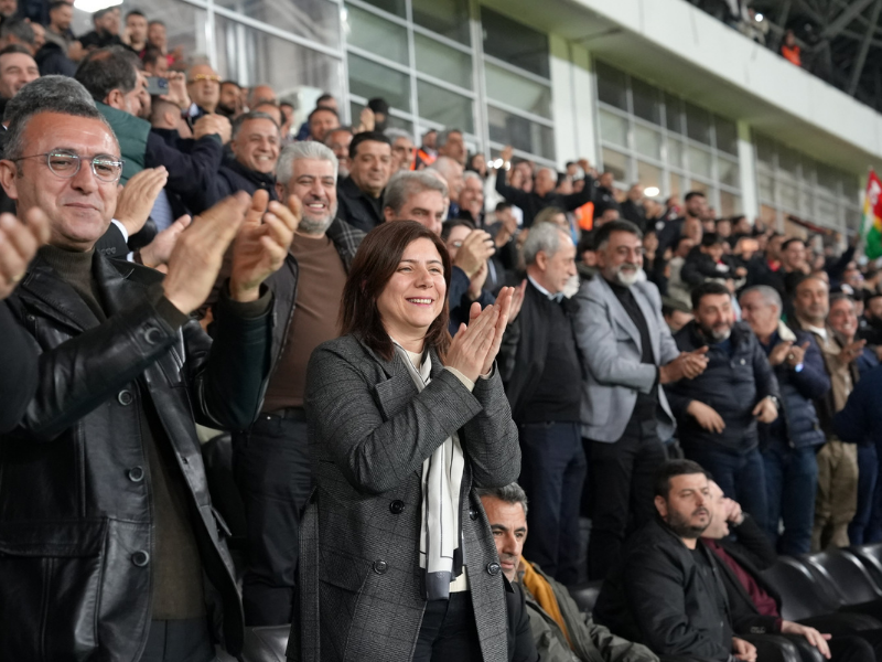 Protokol Ve Taraftar Yan Yana